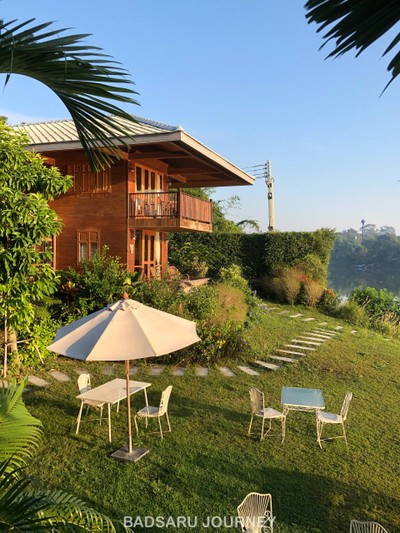 มุมริมน้ำยามเช้า