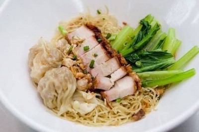 บะหมี่เกี๊ยวหมูกรอบ
