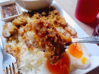เมนูของร้าน ข้าวหมูทอด ตั้ง ตัว ฮะ เพชรเกษม77