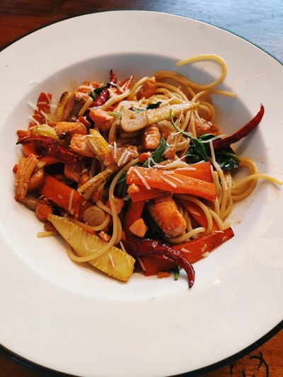 สปาเกตตี้ผัดพริกแห้ง ปลาแซลมอน