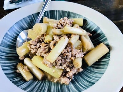 สายบัวหมูสับผัดกะปิ