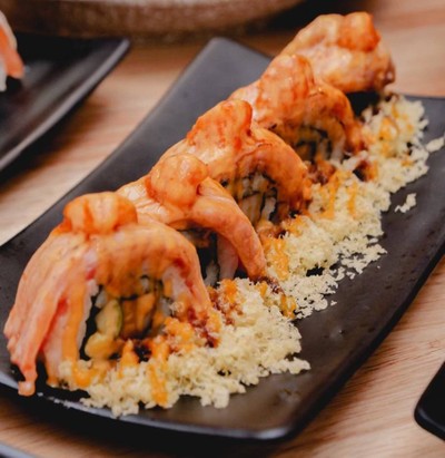 โรลแซลมอนซอสสไปซี่ (Salmon Spicy Roll)
