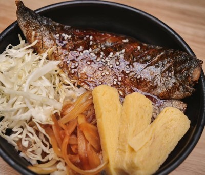 ข้าวหน้าปลาซาบะดองย่าง