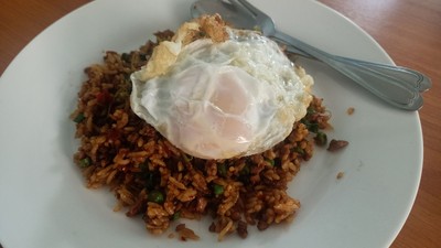 ข้าวกระเพราหมูคลุกไข่ดาว