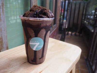 โกโก้สูตรเข้มข้นปั่น รสชาติหวานมัน ท๊อปด้วยบราวนี่ช๊อคโกแลตหนึบหนับ เข้มข้นสุดๆ