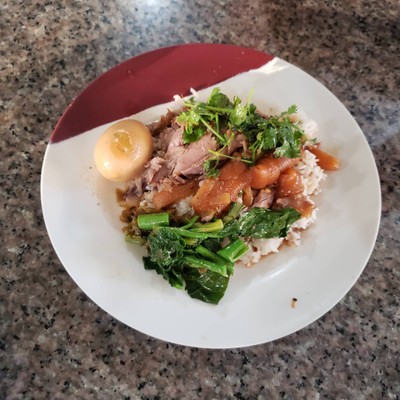 ข้าวขาหมูเนื้อหนังใส่ไข่