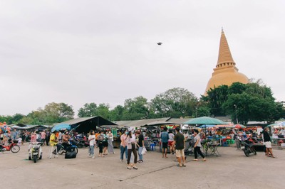 ไม่ไกลจากกัน เราขอปิดท้ายกันที่ “ตลาดโต้รุ่ง”