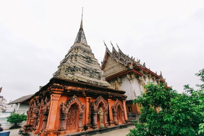 ชมความสวยงามด้านสถาปัตยกรรมพร้อมกราบไหว้สักการะเพื่อความเป็นสิริมงคล