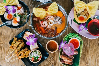 นั่งกินเตี๋ยวชามยักษ์ พร้อมเครื่องดื่ม ตบท้ายด้วยหมูสะเต๊ะคือสุดแล้ว