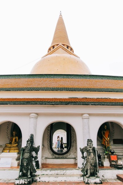 หรือชั้นในก็ได้ให้ครบ 3 รอบ เพื่ออธิษฐานจิตขอพรสิ่งศักดิ์สิทธิ์ให้สมปรารถนา