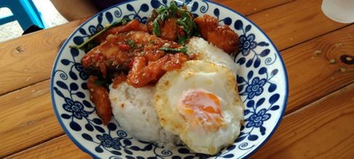 ข้าวกระเพราแซลมอล+ไข่ดาว