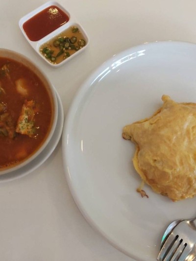 ชุดข้าวไข่เจียวกับแกงส้มชะอมกุ้ง