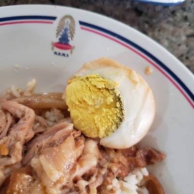 ข้าวขาหมูเนื้อหนังใส่ไข่