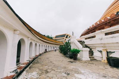 วะกราบสักการะพระร่วงโรจนฤทธิ์ เดินรอบพระอารามชั้นนอก