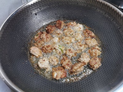 วิธีทำ หมูก้อนทอดกระเทียมพริกไทย วิธีทำ หมูก้อนทอดกระเทียมพริกไทย