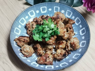 วิธีทำ หมูก้อนทอดกระเทียมพริกไทย วิธีทำ หมูก้อนทอดกระเทียมพริกไทย