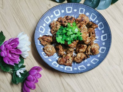 วิธีทำ หมูก้อนทอดกระเทียมพริกไทย วิธีทำ หมูก้อนทอดกระเทียมพริกไทย