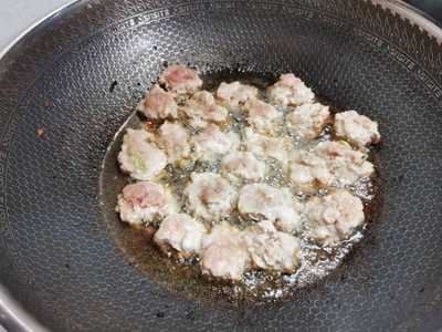 วิธีทำ หมูก้อนทอดกระเทียมพริกไทย วิธีทำ หมูก้อนทอดกระเทียมพริกไทย