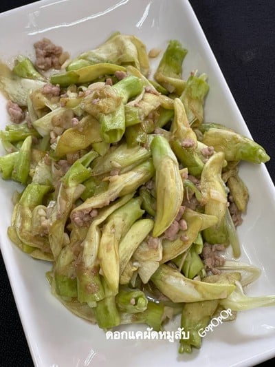 ดอกแคผัดหมูสับ