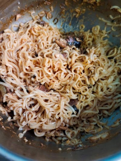 วิธีทำ มาม่าผัดปลากระป๋อง