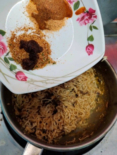 วิธีทำ มาม่าผัดปลากระป๋อง