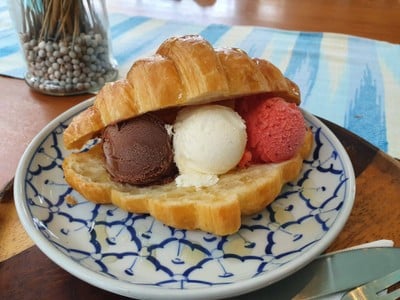 Cotton Cafe and Library La Vela Khaolak