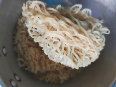 วิธีทำ มาม่าผัดปลากระป๋อง