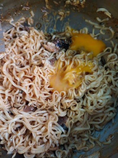 วิธีทำ มาม่าผัดปลากระป๋อง