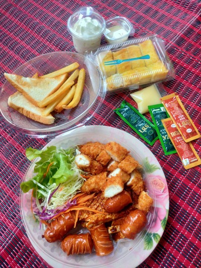 สเต็กหมูซอสหม่าล่า+ไก่ทอด ขนมปังปิ้งเนยนมวิปครีม