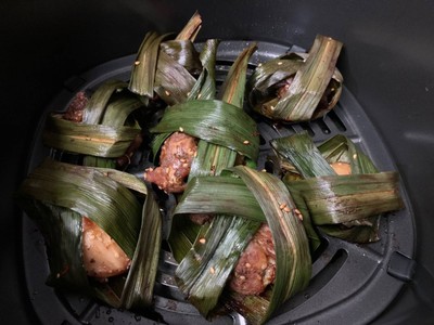 วิธีทำ ไก่ห่อใบเตย (หม้อทอดไร้น้ำมัน) วิธีทำ ไก่ห่อใบเตย (หม้อทอดไร้น้ำมัน)