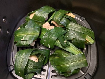 วิธีทำ ไก่ห่อใบเตย (หม้อทอดไร้น้ำมัน) วิธีทำ ไก่ห่อใบเตย (หม้อทอดไร้น้ำมัน)