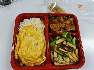 ชุดข้าว ปลาดุกกรอบผัดเผ็ด ไข่เจียว ผัดผักรวม