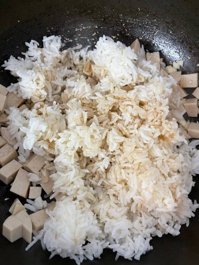 วิธีทำ ข้าวผัดหมูยอใส่คะน้า วิธีทำ ข้าวผัดหมูยอใส่คะน้า
