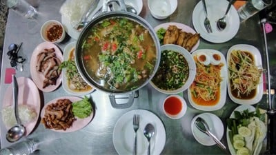 ร้านลาบอุบล คนตระการ แยก สาทร (หัวมุมฝั่ง ถ.เจริญราษฏ์)