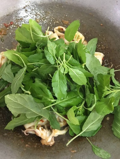 วิธีทำ “ผัดกระเพราปลาหมึก”