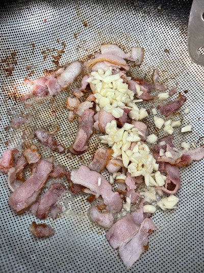 วิธีทำ ต้นอ่อนทานตะวันผัดเบคอน วิธีทำ ต้นอ่อนทานตะวันผัดเบคอน