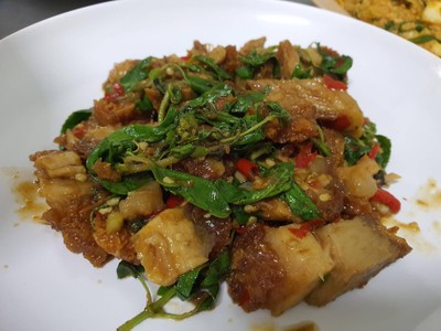 กระเพราหมูกรอบ