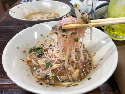 หมี่ขาวไก่ฉีกต้มยำเย็นตาโฟ