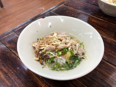 หมี่ขาวไก่ฉีกต้มยำเย็นตาโฟ