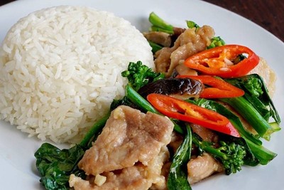 คะน้าฮ่องกง ราดข้าว