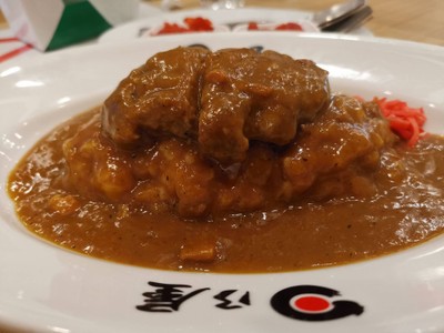 ข้าวแกงกระหรี่แฮมเบิร์กเนื้อ