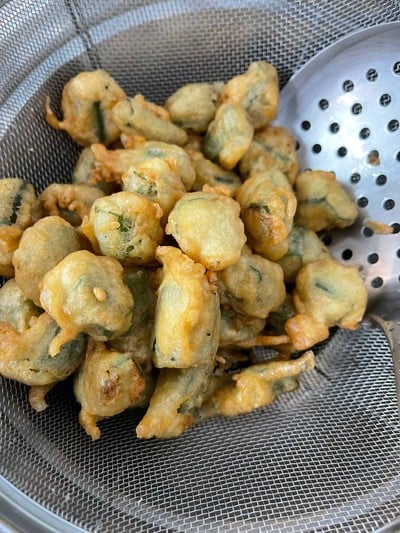 วิธีทำ กระเจี๊ยบเขียวชุบแป้งทอด 