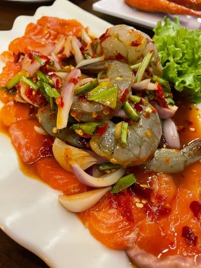 ยำแซลมอนกุ้งสดน้ำปลาร้า