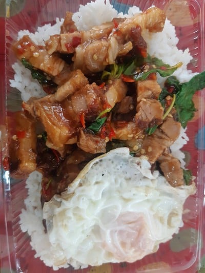 ผัดกระเพราหมูกรอบ