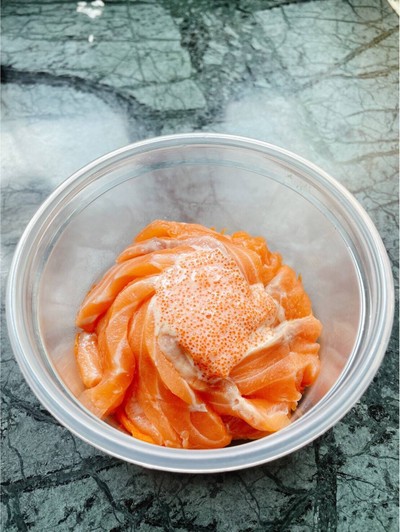 ซาซิมิแซลมอนไข่กุ้ง