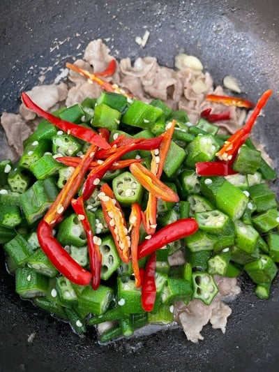 วิธีทำ กระเจี๊ยบเขียวผัดสันคอหมู วิธีทำ กระเจี๊ยบเขียวผัดสันคอหมู