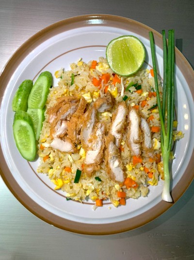 ข้าวผัดไก่ทอด