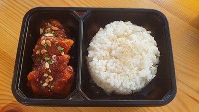 ข้าวญี่ปุ่น+ ไก่ทอด 3 ชิ้น เลือกได้ 1 ซอส (พริก,น้ำผึ้ง,มัสตาร์ด)