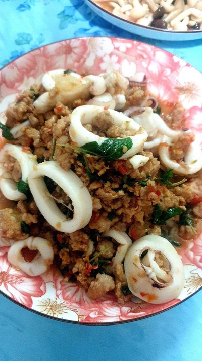 ข้าวกะเพราหมูสับปลาหมึกสด