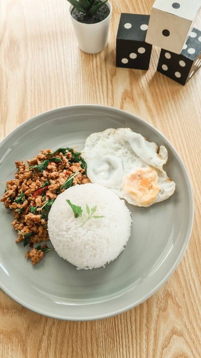 กะเพราหมูสับ ไข่ดาว